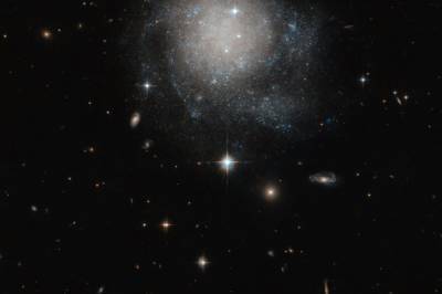 Hubble обнаружил галактику, похожую на булочку с корицей