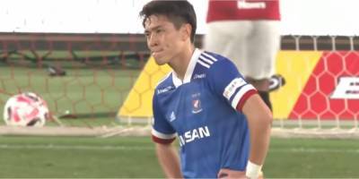 В Японии футболист забил курьезный автогол спиной с дальней дистанции — видео