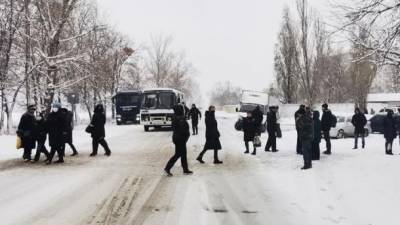 На Харьковщине жители одного из сел перекрыли дорогу из-за отсутствия отопления в домах