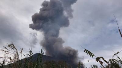 На итальянском острове Стромболи проснулся вулкан: фото, видео