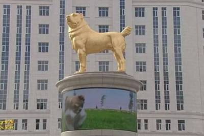 Президент Туркмении приветствовал свой народ, на открытии монумента «золотому» псу (3 фото + 3 видео)