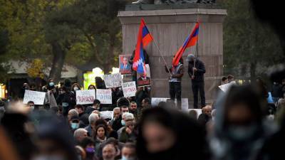 В Армении оппозиция на митинге потребовала отставки премьера
