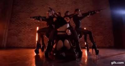 MARUV в чулках и кружевном боди сняла эротическое танцевальное видео