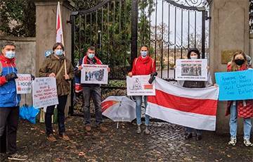 Возле Международной федерации хоккея в Цюрихе прошел пикет против проведения ЧМ в Беларуси