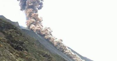Мощный взрыв и "дождь" из пепла: к северу от Сицилии проснулся вулкан