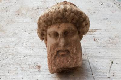 В Афинах во время ремонта канализации нашли мраморную голову Гермеса