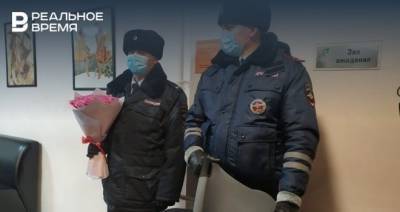 Принявшие роды инспекторы ГИБДД Казани подарили маме детское автокресло