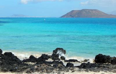 Кусок скалы обрушился прямо перед отдыхающими туристами на Канарских островах (ВИДЕО)