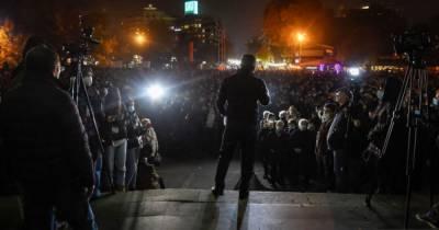 Пашинян заявил, что не собирается в отставку. Колонна протестующих в Ереване двинулась на Генпрокуратуру и МИД