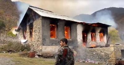 Страх и ненависть в Карабахе. Почему уезжая, армяне сжигают свои дома и выкапывают предков из могил