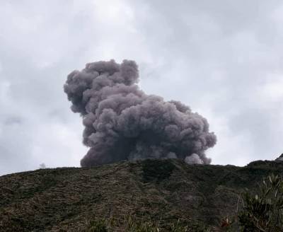 Взрыв и столб пепла: в Италии начал извергаться вулкан Стромболи
