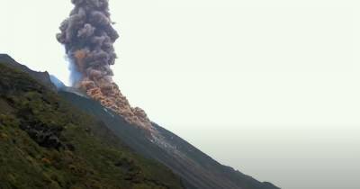 На итальянском острове Стромболи началось извержение вулкана (видео)