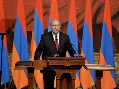 Президент Армении призвал передать власть временному правительству