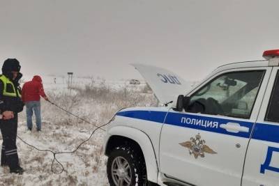 В Ростовской области водитель «Форда» из-за метели не справился с управлением и съехал с дороги