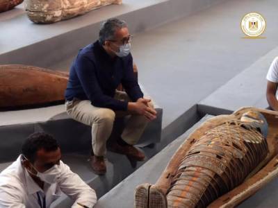 Саркофаги и позолоченные статуи. В Египте обнаружили древнее захоронение