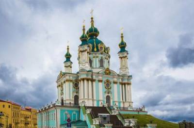 В Киеве обнаженные девушки прогулялись у Андреевской церкви. ВИДЕО
