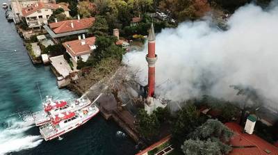Крупный пожар повредил старинную мечеть в Стамбуле