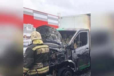 В Таганроге горел припаркованный грузовик