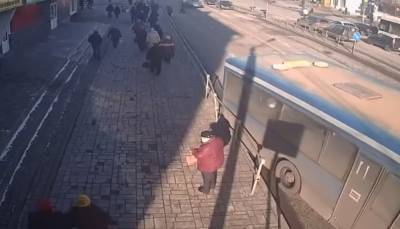 Автобус аккуратно смял забор на проспекте Мира (видео)