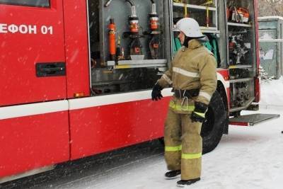 В Челябинской области загорелась квартира пьяного хозяина, соседи выбежали на мороз