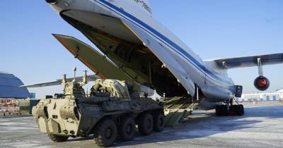 Самолеты Ил-76 продолжают доставлять в Карабах технику и миротворцев