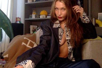 Самая красивая женщина в мире попозировала на веб-камеру в пиджаке на голое тело