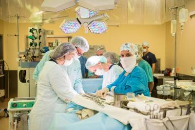 В Псковской областной больнице выявлен крупный очаг COVID-19 — вирус занесли в хирургию