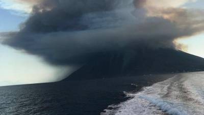 Мощный взрыв и столб пепла: к северу от Сицилии активизировался вулкан