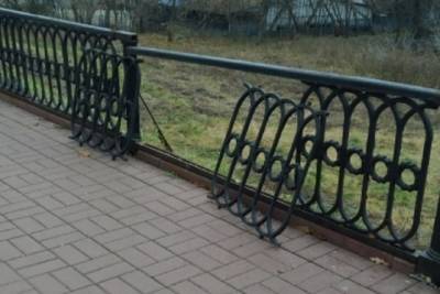 В Ярославле вандалы стали разбирать чугунную ограду набережной