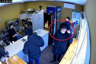 Полицейские ищут афериста, продавшего чебоксарцу «старинные» монеты за 140 тысяч рублей