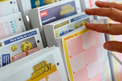 Пара 26 лет играла в лотерею с одними числами и выиграла 28 миллионов рублей