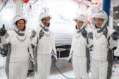 Пилотируемый корабль SpaceX «Crew Dragon» с четырьмя астронавтами успешно пристыковался к МКС