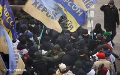 Под Радой начались стычки протестующих с полицией (ФОТО)