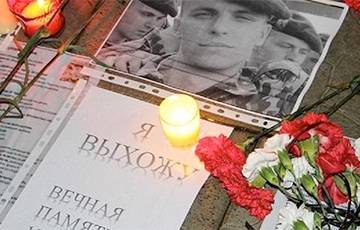 В Ивацевичах лукашисты разбросали лампадки и цветы возле памятника жертвам нацизма