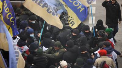 Под Радой произошли столкновения между нардепами и протестующими