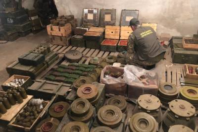 В Донецкой области в заброшенном кинотеатре нашли схрон оружия и взрывчатки