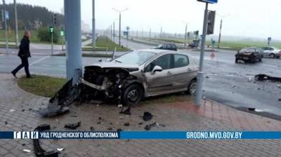 Серьезное ДТП в Ольшанке: после удара автомобиль врезался в столб