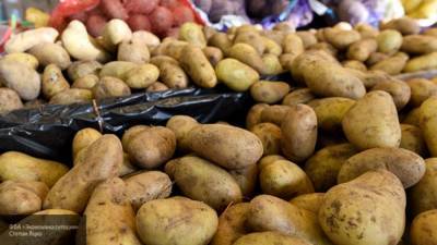 Неизвестные в Вильнюсе разбросали картошку у посольства Белоруссии