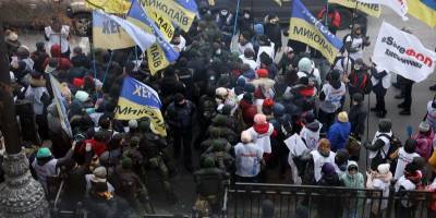 Протест под Радой: между митингующими и полицией произошли столкновения, улица Грушевского перекрыта