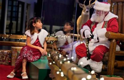 Рождество в пандемию: в США дети не смогут посидеть на коленях у Санта-Клауса – его посадят за стекло