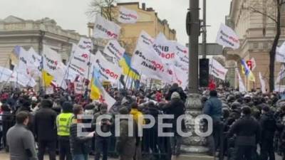 В Киеве под Радой предприниматели не пускали нардепов на работу - силовики растолкали активистов, чтобы сделать проход