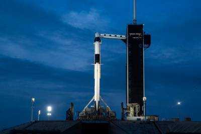 SpaceX успешно доставила экипаж на борт МКС: как проходил полет первого частного космического корабля (видео)