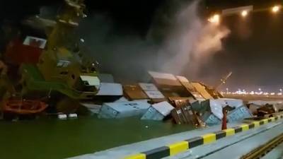 Груженый контейнеровоз затонул у пирса в порту. Видео