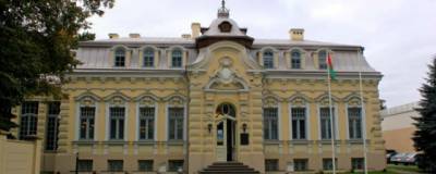 К посольству Белоруссии в Вильнюсе неизвестные принесли картофель