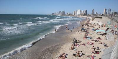 На всех пляжах Тель-Авива запрещено купание
