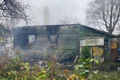 В Смоленском районе на глазах у 87-летней хозяйки сгорел ее дом