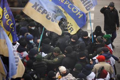 Протест под Верховной Радой: начались столкновения с полицией и Нацгвардией