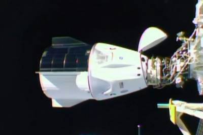 Корабль SpaceX с четырьмя астронавтами успешно состыковался с МКС