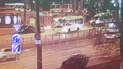Видео: автобус "подтолкнул" легковой автомобиль около станции метро "Улица Дыбенко"