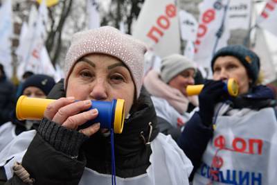 На Украине митингующие попытались заблокировать вход в Верховную Раду